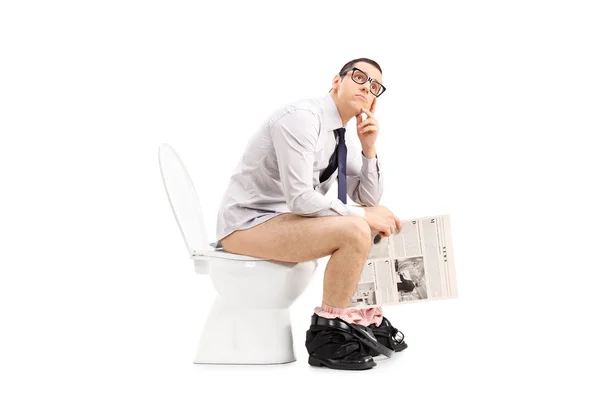 Man on toilet holding newspaper — Stock Photo, Image