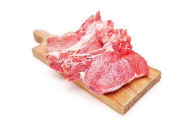 kesme tahtası üzerinde üç ham beefsteaks