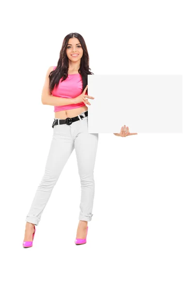 Mujer joven sosteniendo cartón en blanco — Foto de Stock