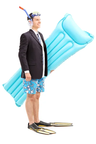 Mann mit Badeanzug trägt Badematratze — Stockfoto