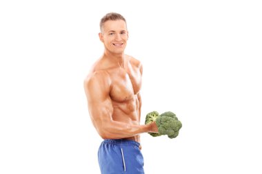 erkek vücut geliştirmeci brokoli dumbbell tutarak