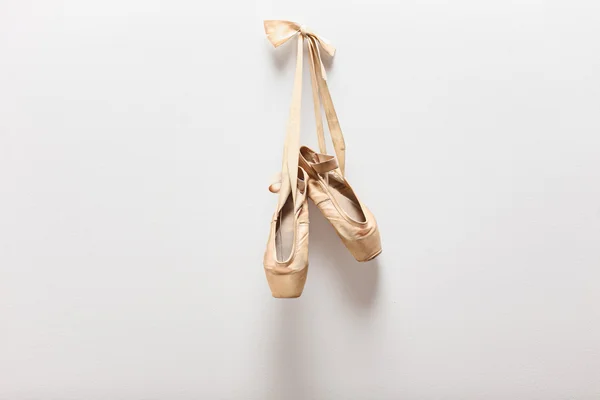 对旧的芭蕾舞鞋 — 图库照片