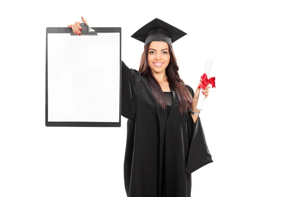 Estudiante graduada sosteniendo portapapeles — Foto de Stock