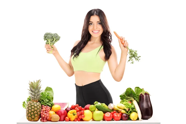 果物や野菜を持つ女性 — ストック写真