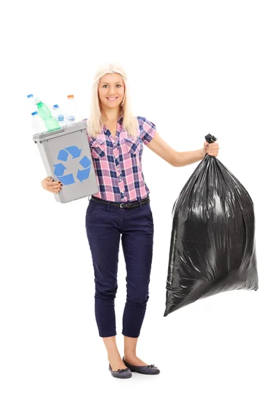 Mujer sosteniendo papelera de reciclaje y bolsa de basura —  Fotos de Stock