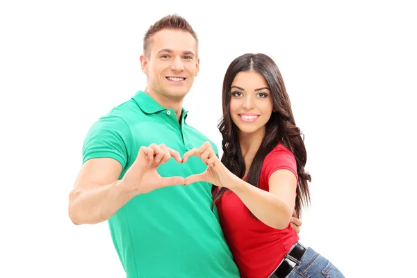 Jeune couple faisant symbole de coeur — Photo