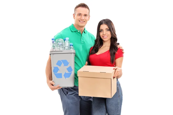 Pareja sosteniendo la papelera de reciclaje y caja —  Fotos de Stock