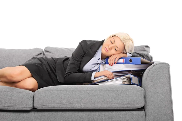 Affärskvinna sova på högen av dokument — Stockfoto