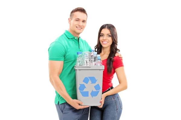 Jong koppel houden recycleren bin — Stockfoto