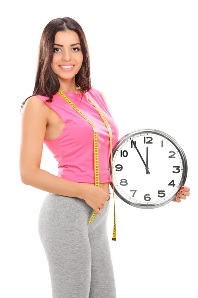 Mujer sosteniendo gran reloj de pared — Foto de Stock