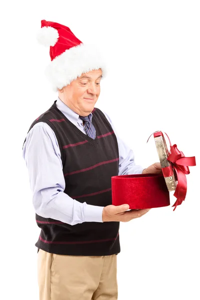Překvapený senior otevírání vánoční dárek — Stock fotografie
