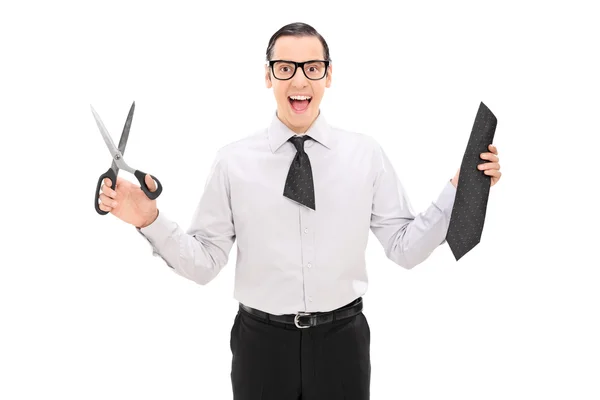 Hombre con corbata cortada sosteniendo tijeras — Foto de Stock