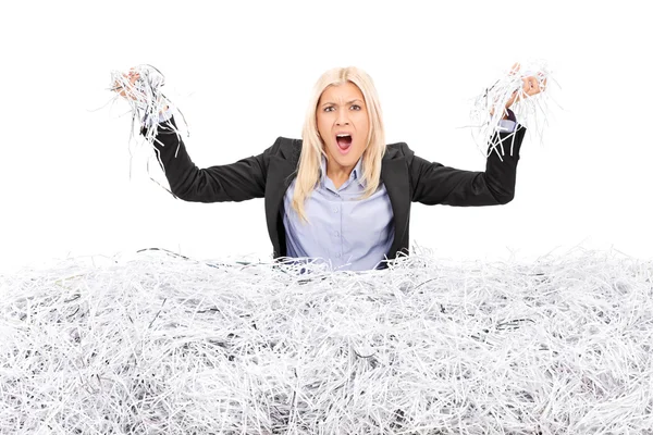 Forretningskvinne i hauger av makulert papir – stockfoto