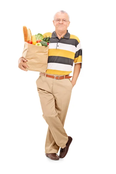 Caballero con la bolsa llena de comestibles — Foto de Stock