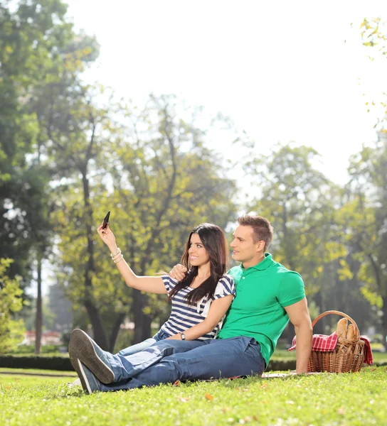 Girl taking selfie with boyfriend — Stock Photo, Image