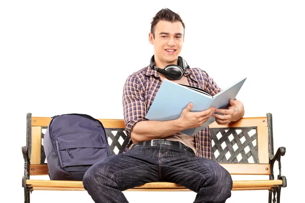 Studente con cuffie libro di lettura — Foto Stock