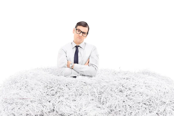 Homem em pilha de papel desfiado — Fotografia de Stock
