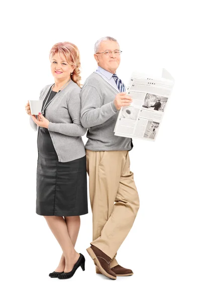 Ouder paar met krant en koffie — Stockfoto
