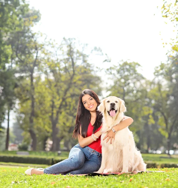 Flicka med hund i park — Stockfoto