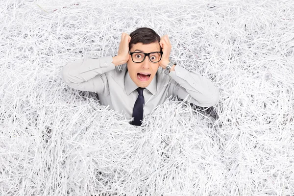 Zakenman in stapel papier — Stockfoto