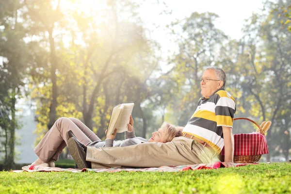 Couple d'âge mûr se détendre sur pique-nique — Photo