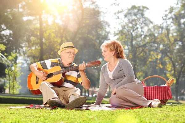 Senior gry na gitarze dla żony — Zdjęcie stockowe