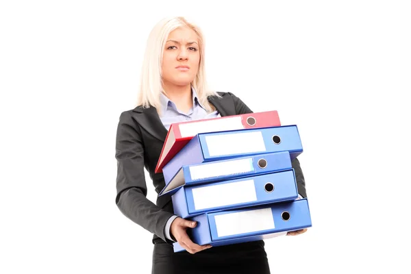 Geschäftsfrau trägt Stapel von Ordnern — Stockfoto