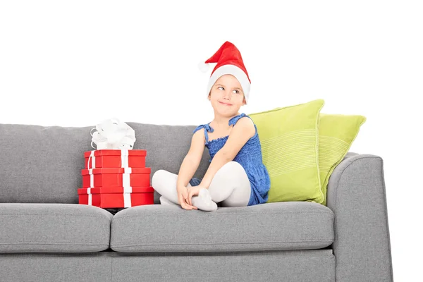 Menina por pilha de presentes de Natal — Fotografia de Stock