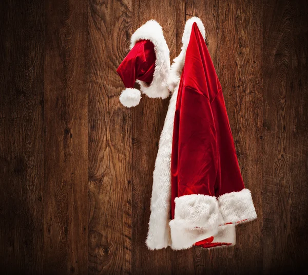 Costume di Babbo Natale su parete di legno — Foto Stock