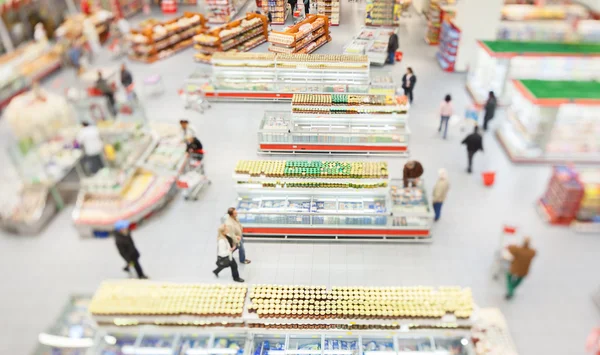 人々 の大規模なスーパー マーケットでショッピング — ストック写真