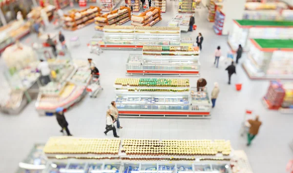 Menschen kaufen im großen Supermarkt ein — Stockfoto