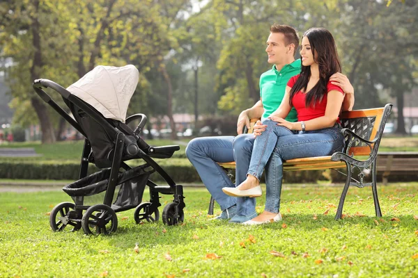 Parents with their baby in park — Stock Photo, Image