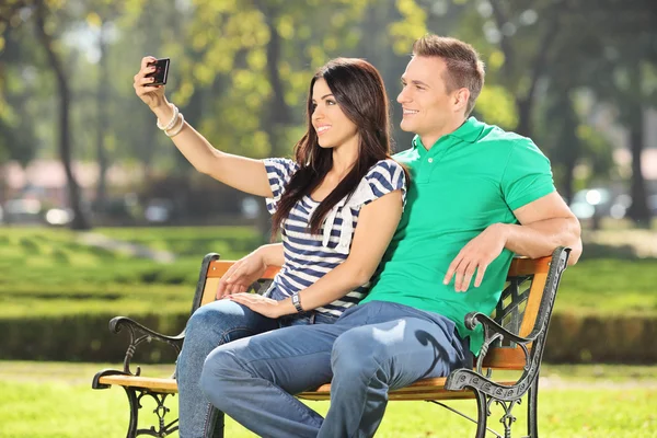 Tyttö ottaa selfie poikaystävänsä kanssa — kuvapankkivalokuva