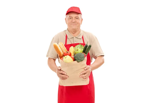 Vendedor de mercado segurando saco de supermercado — Fotografia de Stock