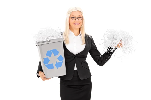 Zakenvrouw houden recycleren bin — Stockfoto