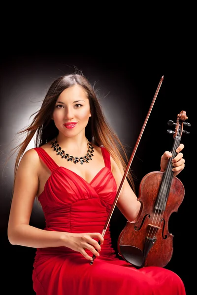 Violinista femenina posando — Foto de Stock