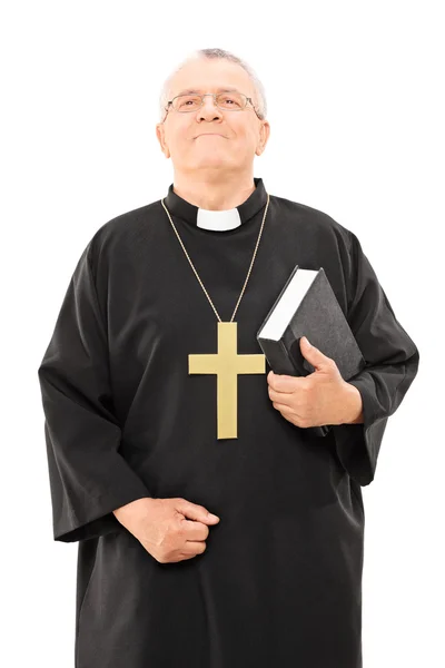 Volwassen priester bedrijf Bijbel — Stockfoto