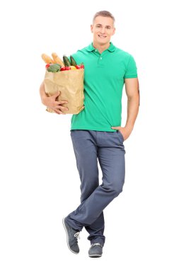 Adam holding çanta bakkaliye tam