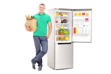 Bakkal çantası tutan adam.