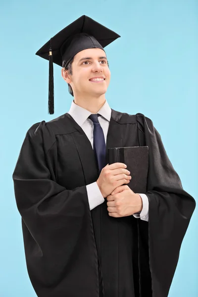 Orgulloso estudiante graduado celebración libro — Foto de Stock