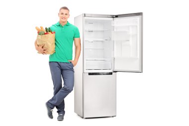 Bakkal çantalı adam.