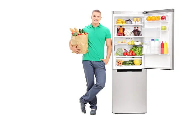 Hombre de pie junto al refrigerador abierto — Foto de Stock