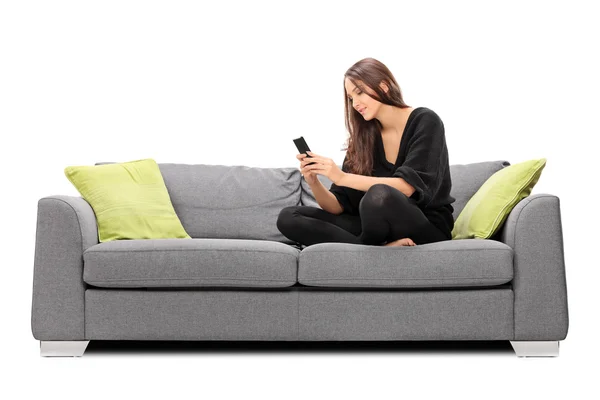 Cep telefonundan oynayan kadın