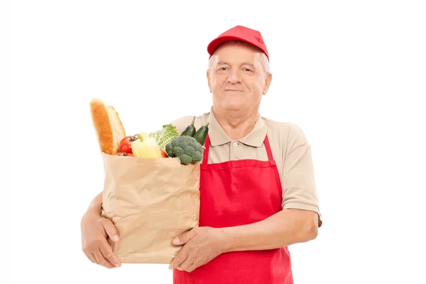 Marktverkäufer hält Tüte mit Lebensmitteln — Stockfoto