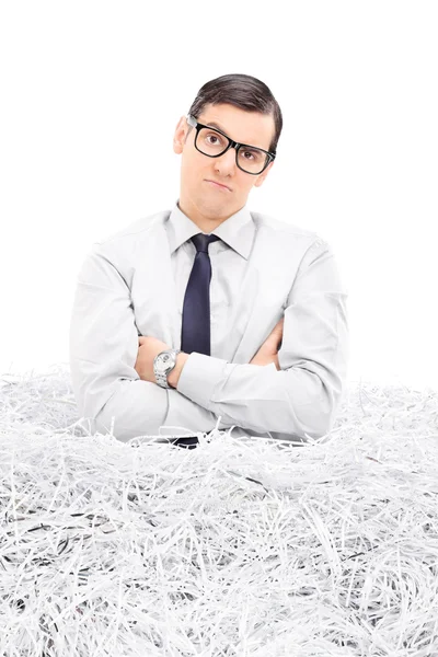 Hombre en pila de papel rallado — Foto de Stock