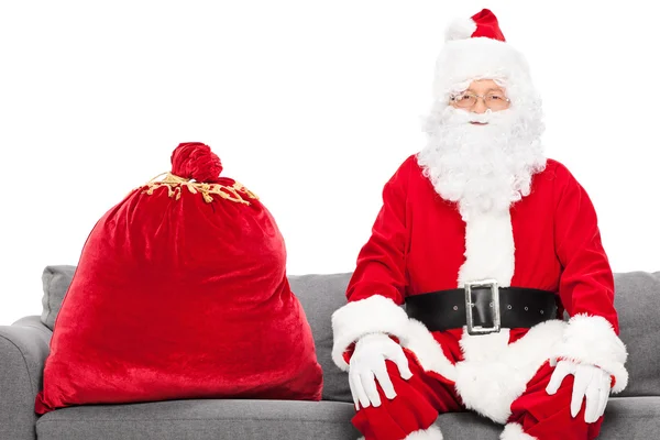 Santa na pohovce s dárky — Stock fotografie