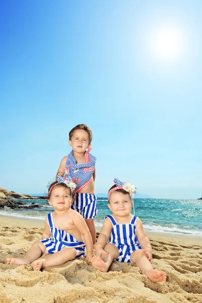 Trois bébés mignons sur la plage — Photo