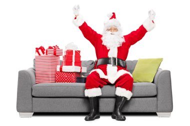 Santa hediyeler ile kanepede oturmuş