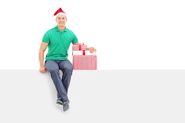 Guy en panel con regalos de Navidad —  Fotos de Stock