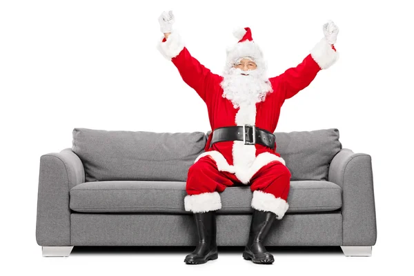 Άγιος Βασίλης χειρονομώ ευτυχία στον καναπέ — Φωτογραφία Αρχείου